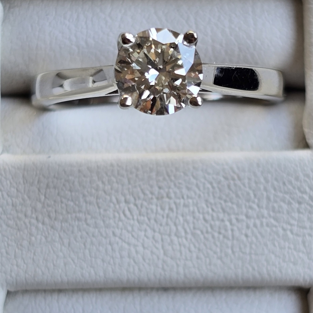 1CTW LAB SOL 14K WG.COLOR I-J.CLARITY SI1-SI2. SIZE 7